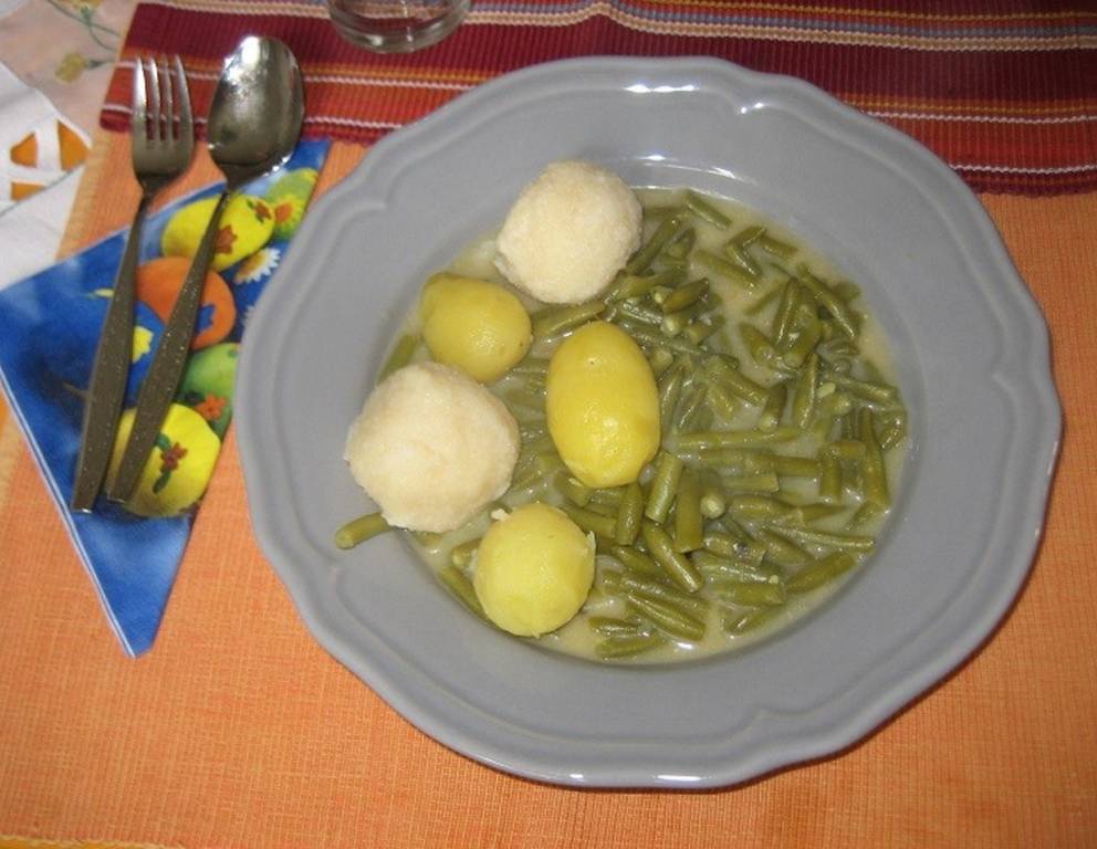 Eingebrannte Fisolensuppe mit Grießknödeln und Erdäpfeln Eingebrannte Fisolensuppe mit Grießknödeln und Erdäpfeln