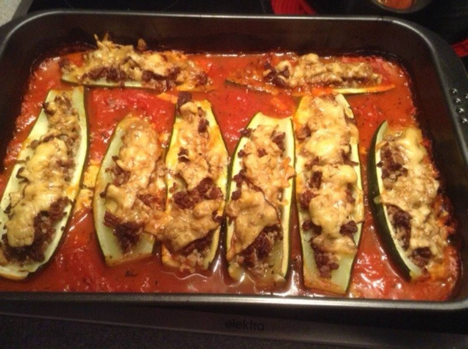 Überbackene Zucchini in Tomatensauce