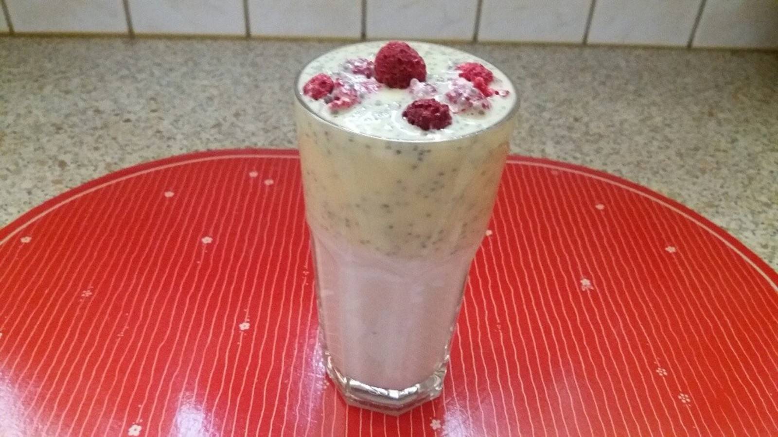 Vanille-Soja-Dessert mit Himbeeren