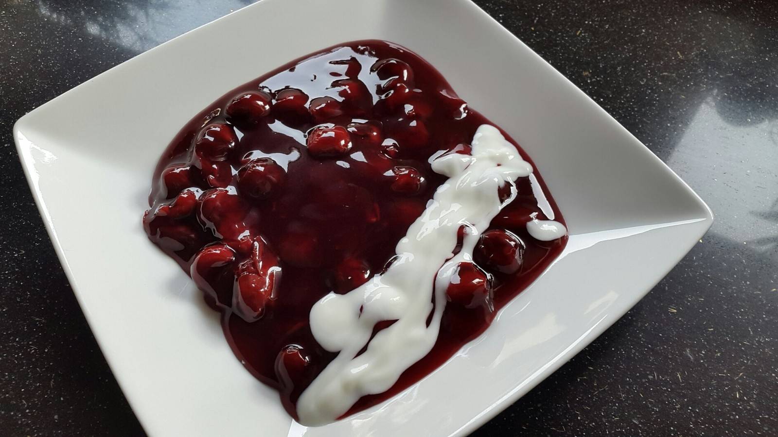 Rote Grütze mit Joghurtsauce