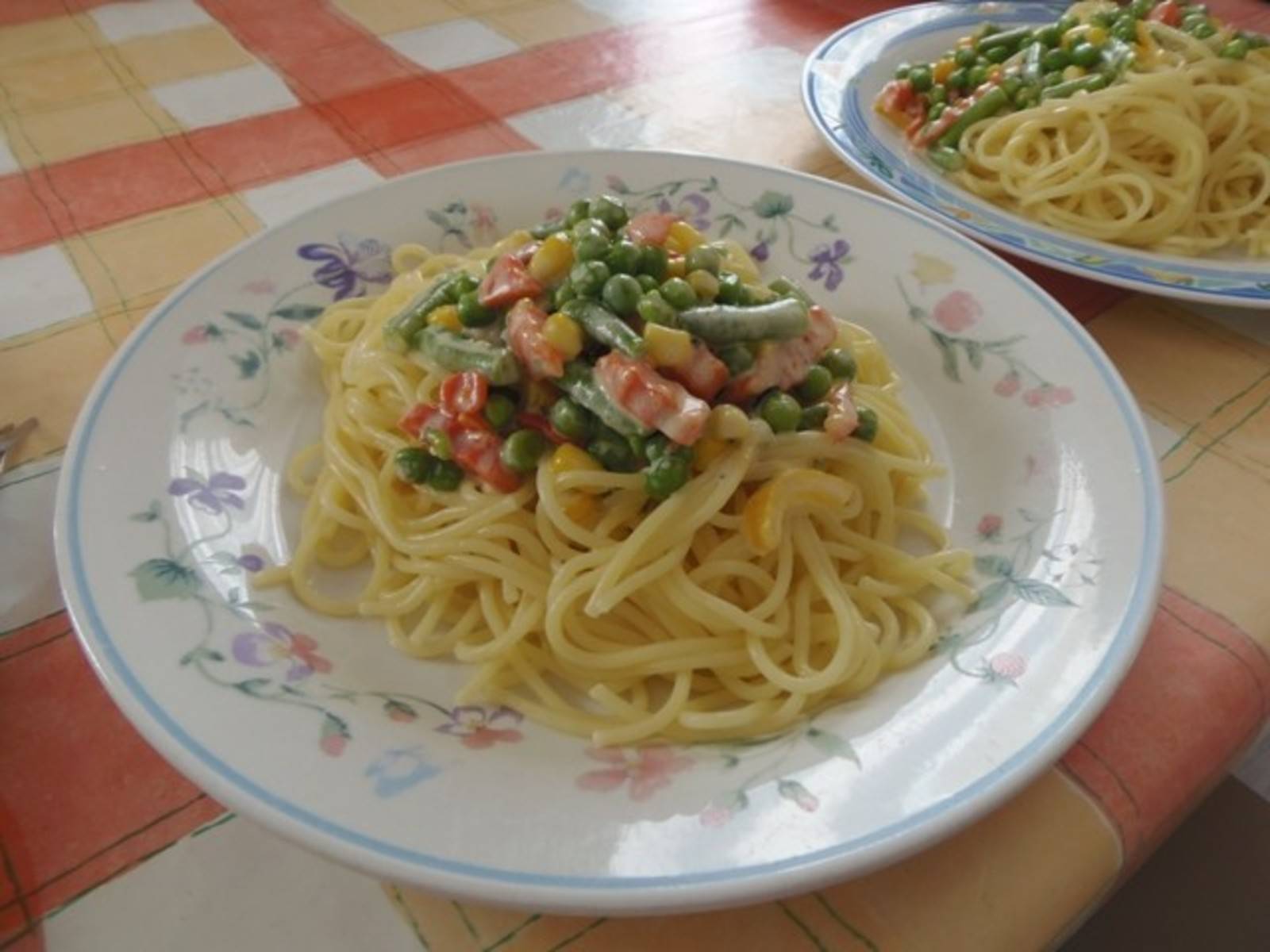 Gemüsenudeln mit Käserahmsauce