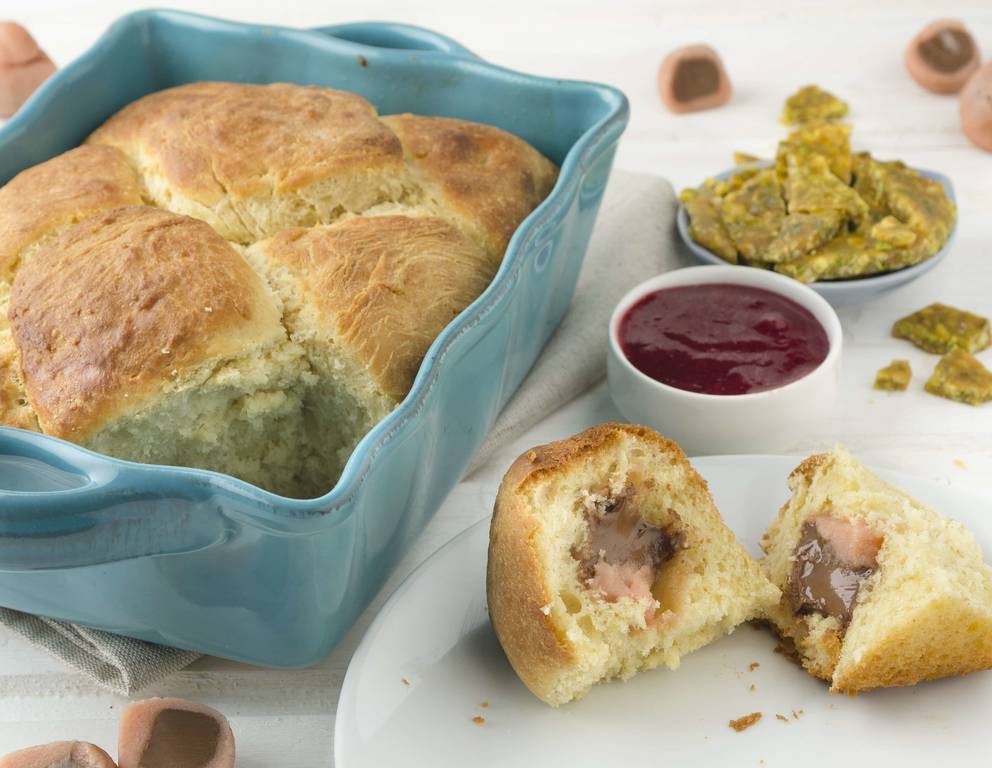 Mozart-Buchteln mit Preiselbeersauce und Pistazienkrokant Mozart-Buchteln mit Preiselbeersauce und Pistazienkrokant