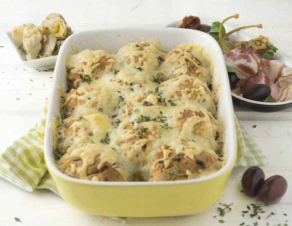 Parmesanbuchteln mit Antipasti und Pancetta Parmesanbuchteln mit Antipasti und Pancetta