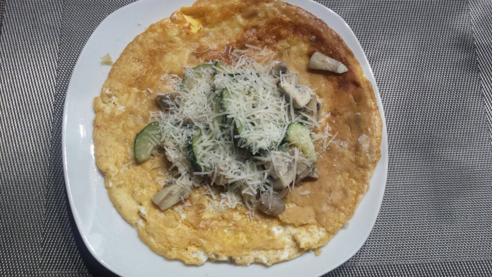 Omelette mit Champignons und Zucchini