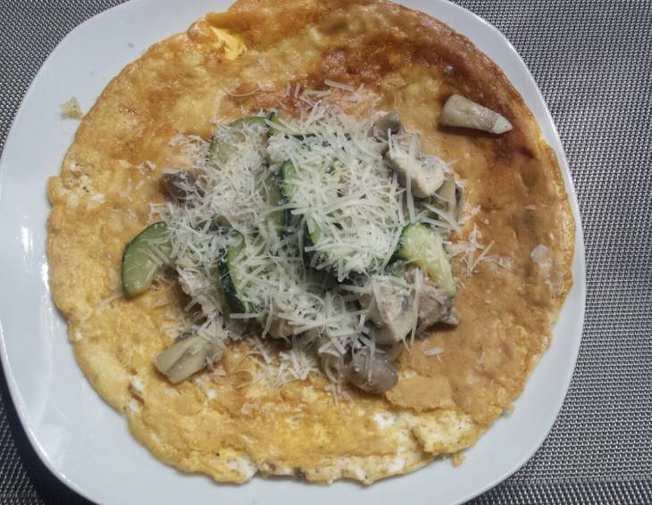 Omelette mit Champignons und Zucchini