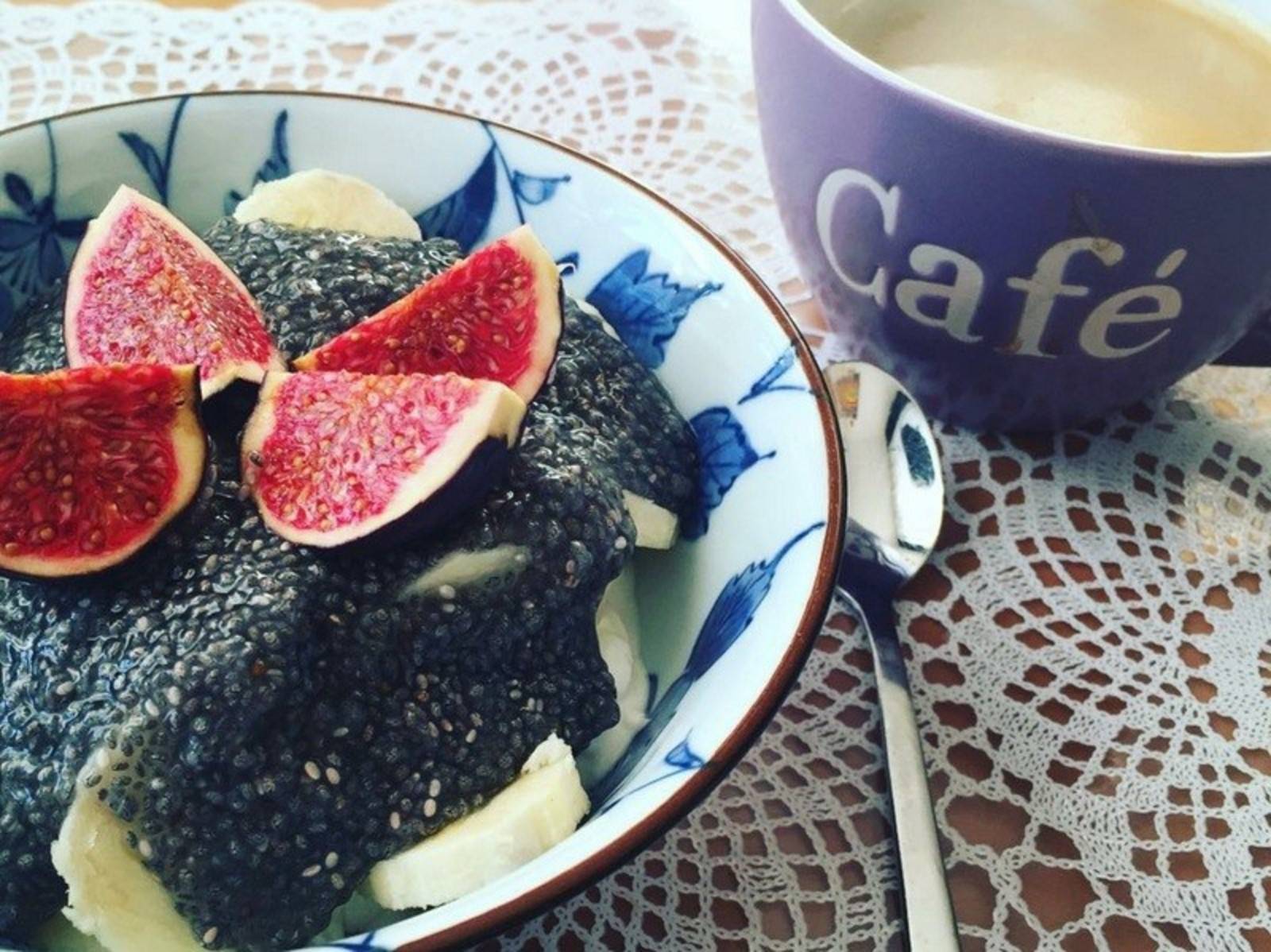 Bananen-Joghurt mit Chiaspiegel und Feigen Rezept - ichkoche.de Bananen-Joghurt mit Chiaspiegel und Feigen Rezept - ichkoche.de