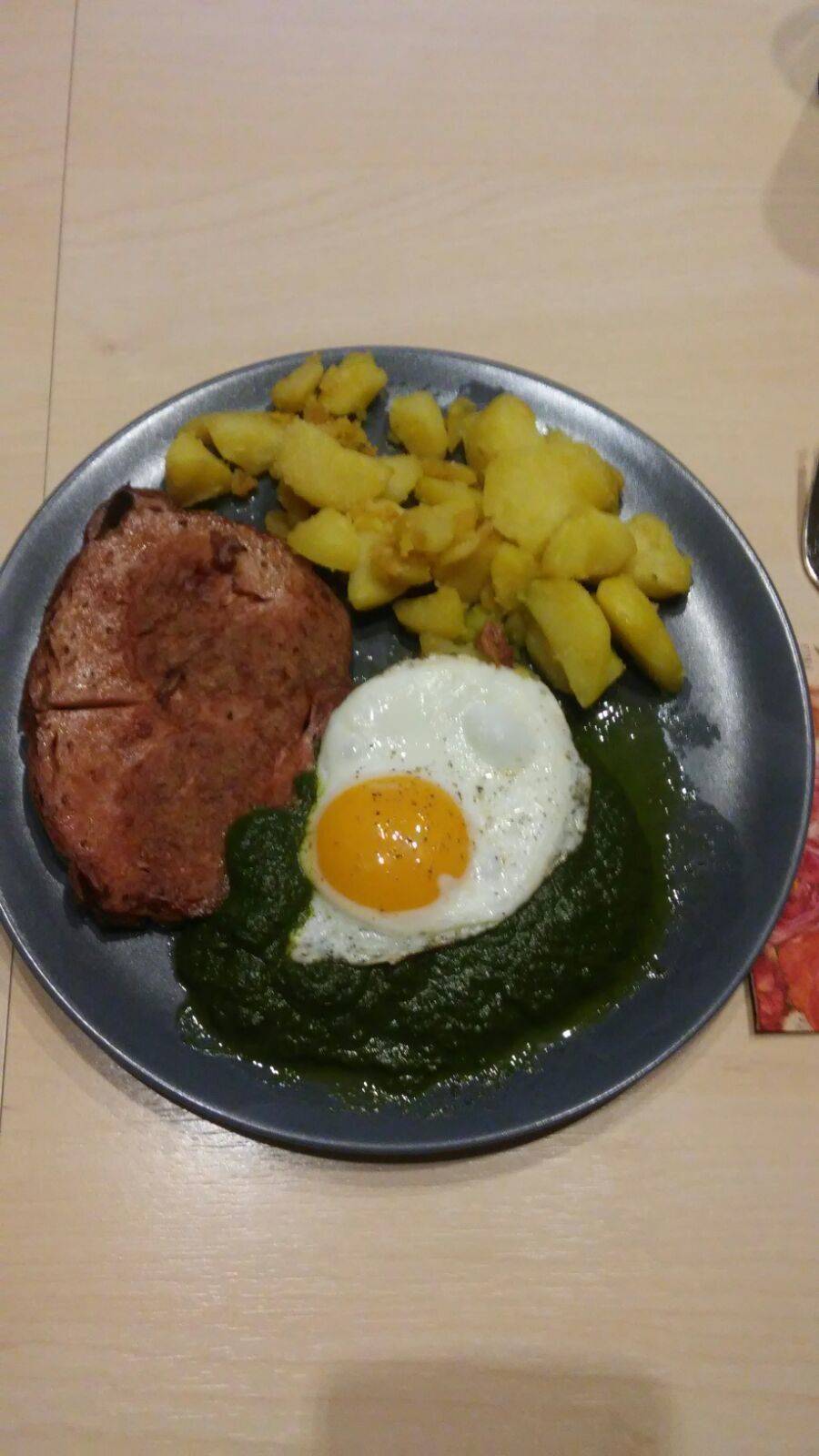 Leberkäse mit Spinat, Kartoffeln und Spiegelei Leberkäse mit Spinat, Kartoffeln und Spiegelei