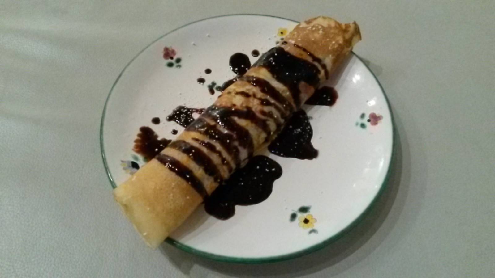 Palatschinken mit Nussfüllung und Schokosauce