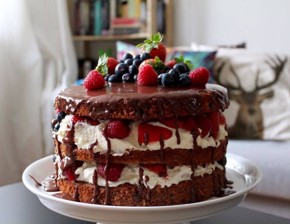 Naked Cake mit Mascarponecreme und Früchten Naked Cake mit Mascarponecreme und Früchten