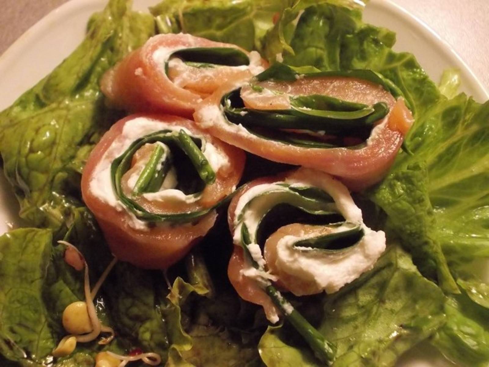 Lachs-Bärlauch-Röllchen auf Salat