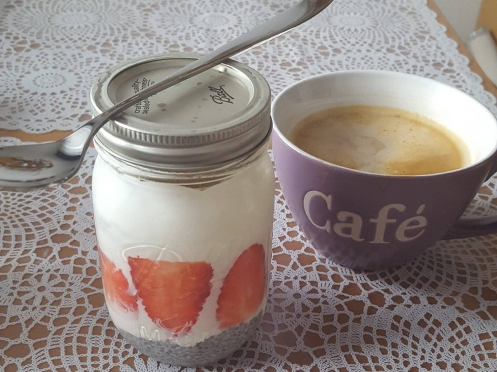 Erdbeer-Bananenjoghurt mit Chiasamen im Glas Rezept - ichkoche.de Erdbeer-Bananenjoghurt mit Chiasamen im Glas Rezept - ichkoche.de