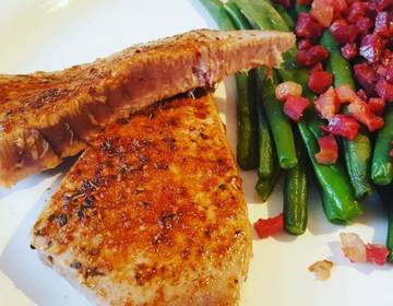 Thunfischsteaks mit Fisolen und Speck Thunfischsteaks mit Fisolen und Speck