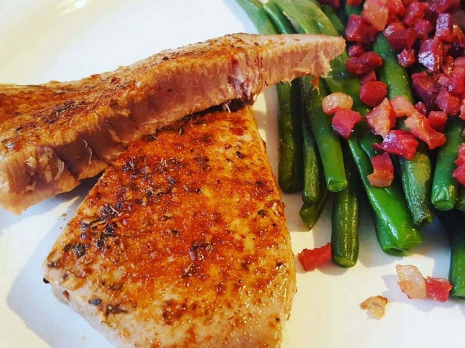 Thunfischsteaks mit Fisolen und Speck Rezept - ichkoche.de Thunfischsteaks mit Fisolen und Speck Rezept - ichkoche.de