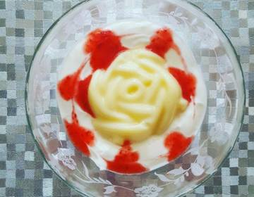 Lowcarb Pudding in Joghurt-Erdbeersauce