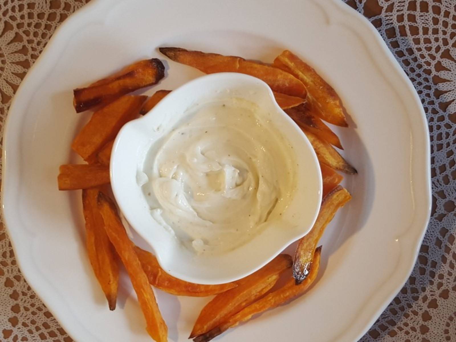 Süßkartoffelpommes mit Frischkäsedip Rezept - ichkoche.at