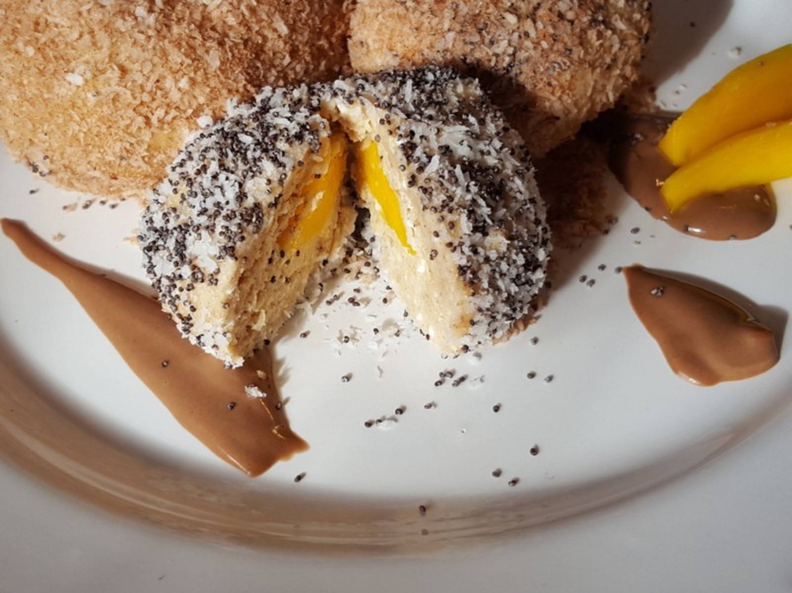 Mango-Mohn-Knödel mit Schoko-Erdnusssauce Rezept - ichkoche.at Mango-Mohn-Knödel mit Schoko-Erdnusssauce Rezept - ichkoche.at