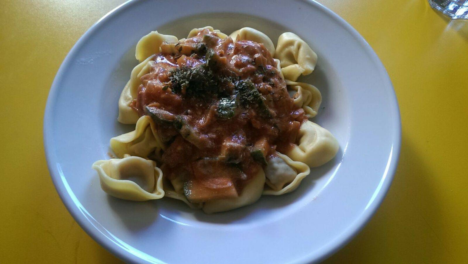 Tortellini mit Gemüsesauce Rezept - ichkoche.de Tortellini mit Gemüsesauce Rezept - ichkoche.de