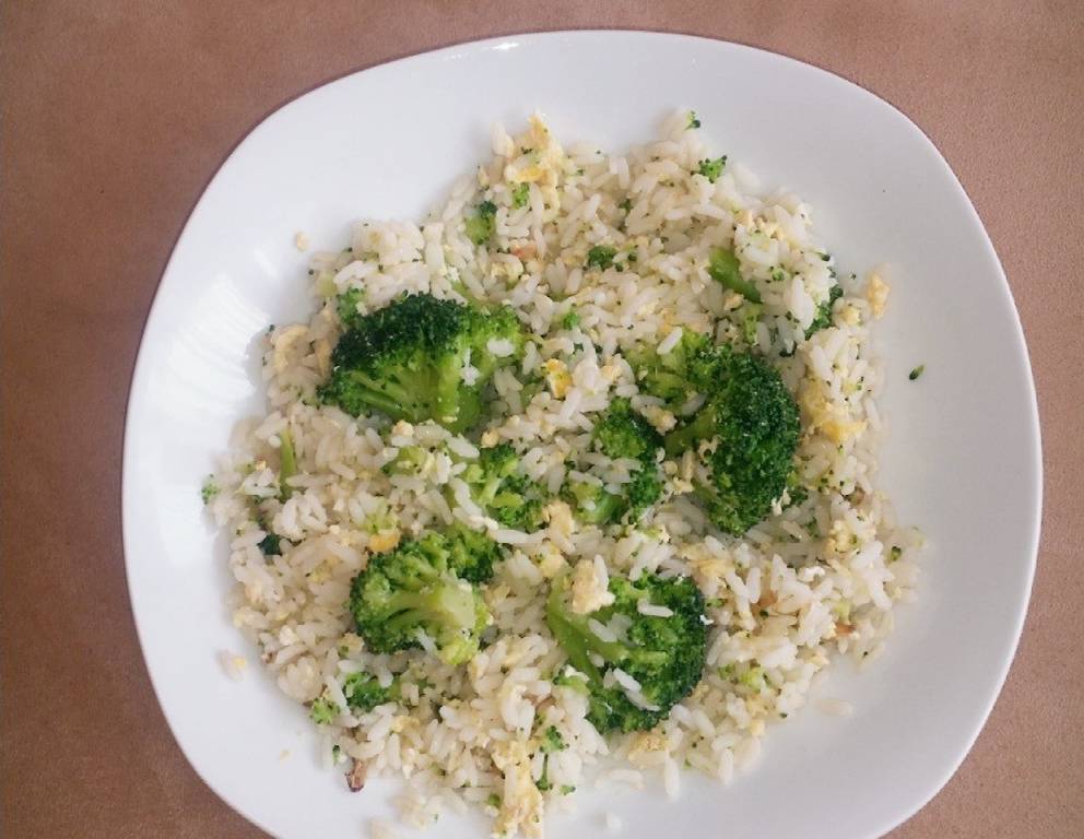 Gebratener Reis mit Brokkoli Rezept - ichkoche.at
