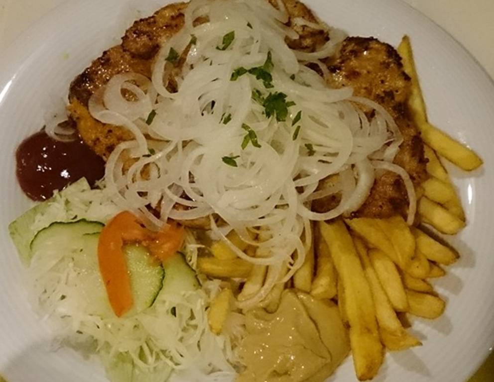 Schweinskotelett mit Zwiebelhaube Schweinskotelett mit Zwiebelhaube