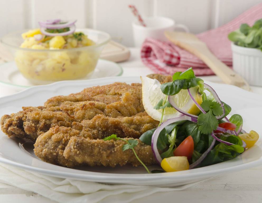 Altwiener Backfleisch mit Erdäpfelsalat Altwiener Backfleisch mit Erdäpfelsalat