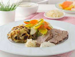 Tafelspitz mit Rösti, Schnittlauchsauce und Apfelkren Tafelspitz mit Rösti, Schnittlauchsauce und Apfelkren