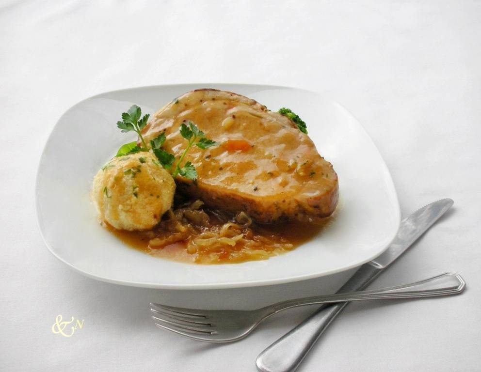 Schweinsbraten mit Zwiebeln Schweinsbraten mit Zwiebeln