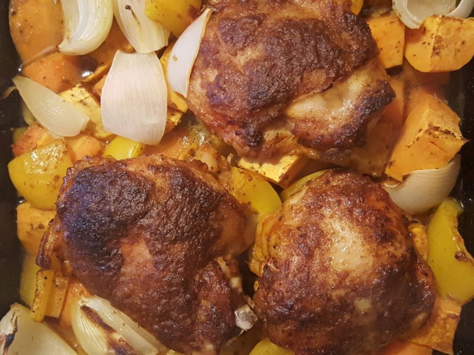 Gebratene Hähnchenkeulen mit Gemüse Rezept - ichkoche.de Gebratene Hähnchenkeulen mit Gemüse Rezept - ichkoche.de