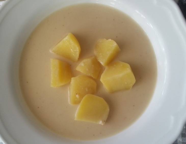 Knoblauchcremesuppe mit Erdäpfeln