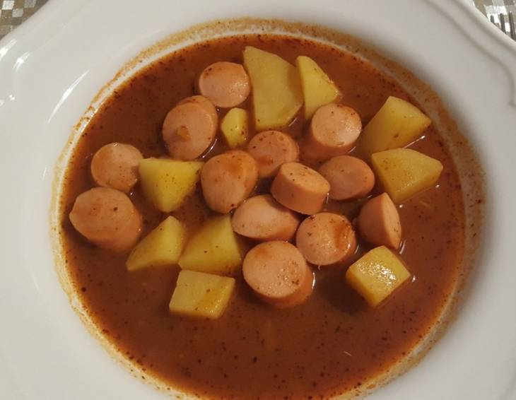 Erdäpfelgulasch mit Würstel Erdäpfelgulasch mit Würstel