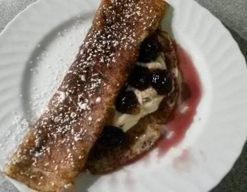 Gefüllte Palatschinken mit Mascarponecreme und frischen Früchten Gefüllte Palatschinken mit Mascarponecreme und frischen Früchten