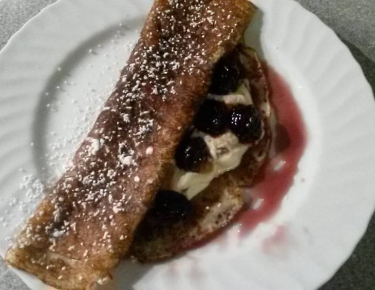 Gefüllte Palatschinken mit Mascarponecreme und frischen Früchten Gefüllte Palatschinken mit Mascarponecreme und frischen Früchten
