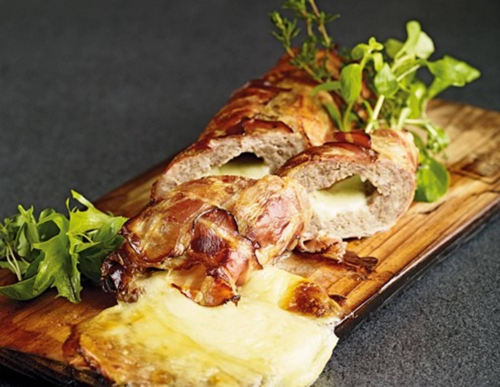 Faschierter Braten mit Mozzarella gefüllt Faschierter Braten mit Mozzarella gefüllt