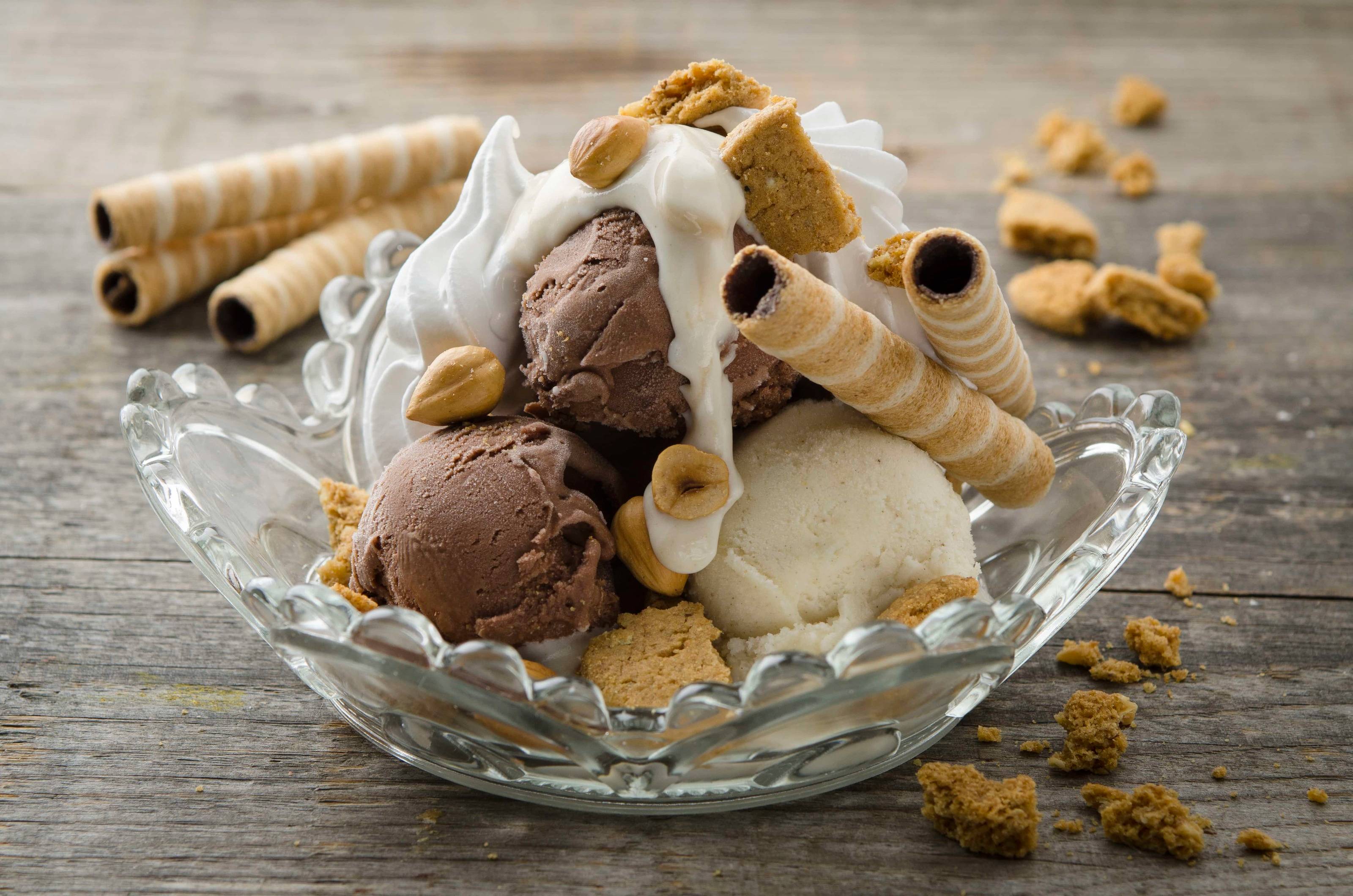 Eisbecher mit Haselnüssen, Joghurt und Keks-Crunch