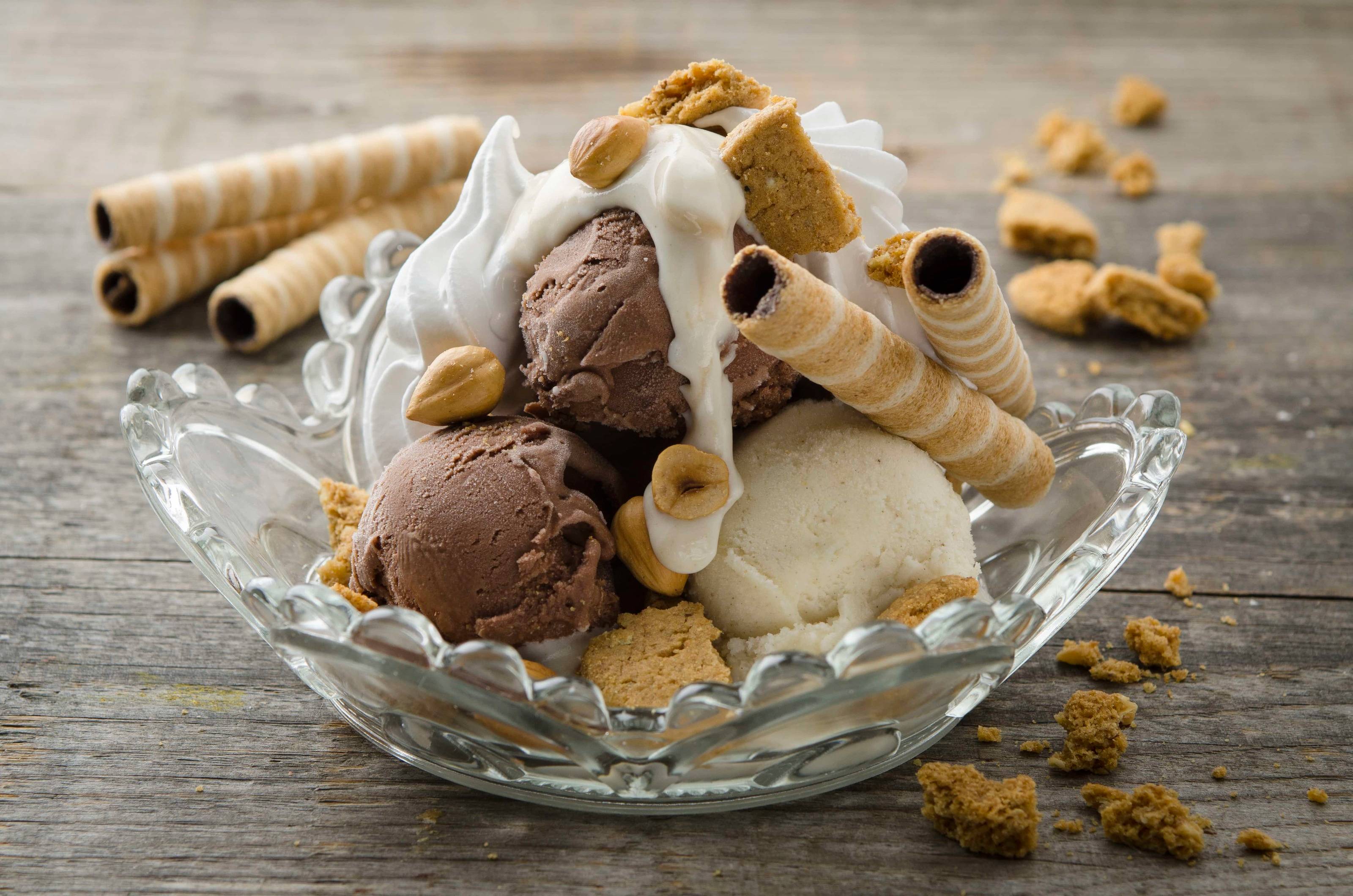 Eisbecher mit Haselnüssen, Joghurt und Keks-Crunch Rezept