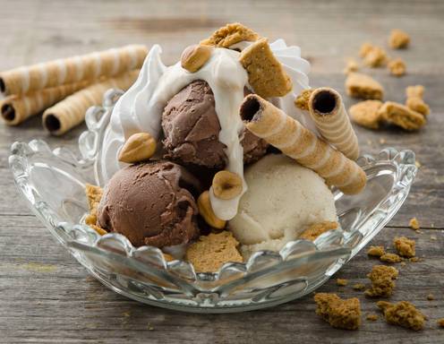 Eisbecher mit Haselnüssen, Joghurt und Keks-Crunch Rezept