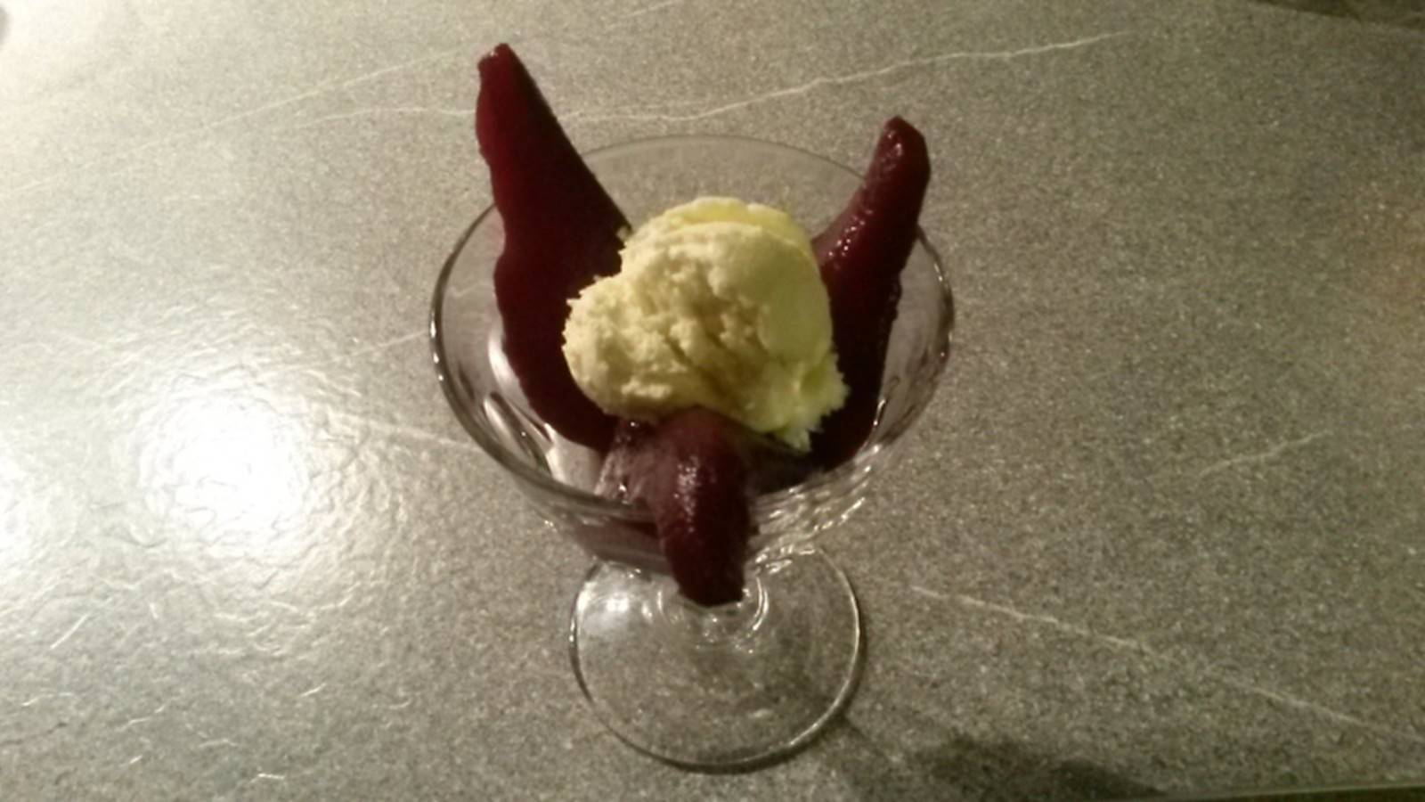 Zimteis mit Rotweinbirnen Rezept - ichkoche.ch Zimteis mit Rotweinbirnen Rezept - ichkoche.ch