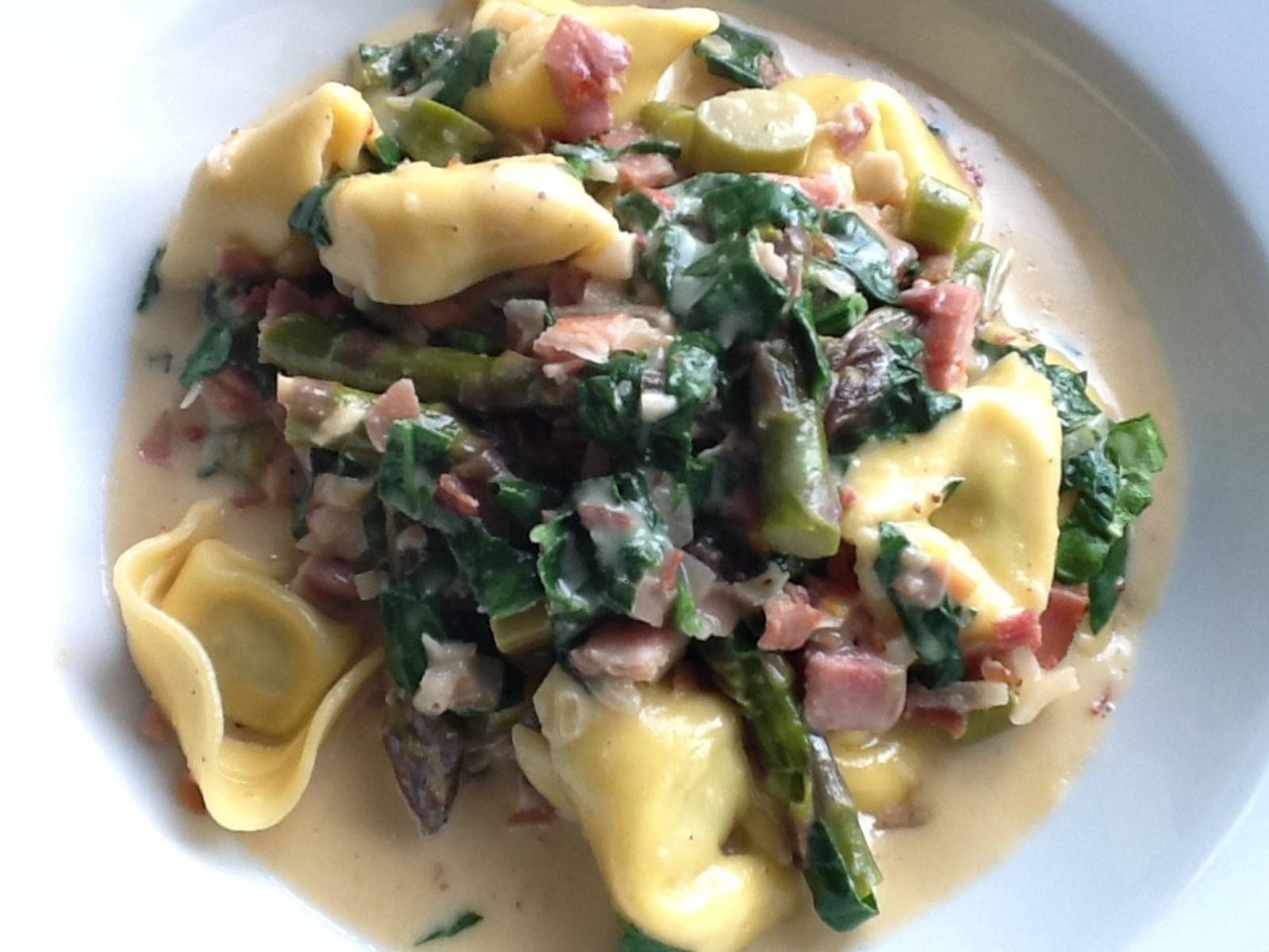 Spinatravioli mit grünem Spargel