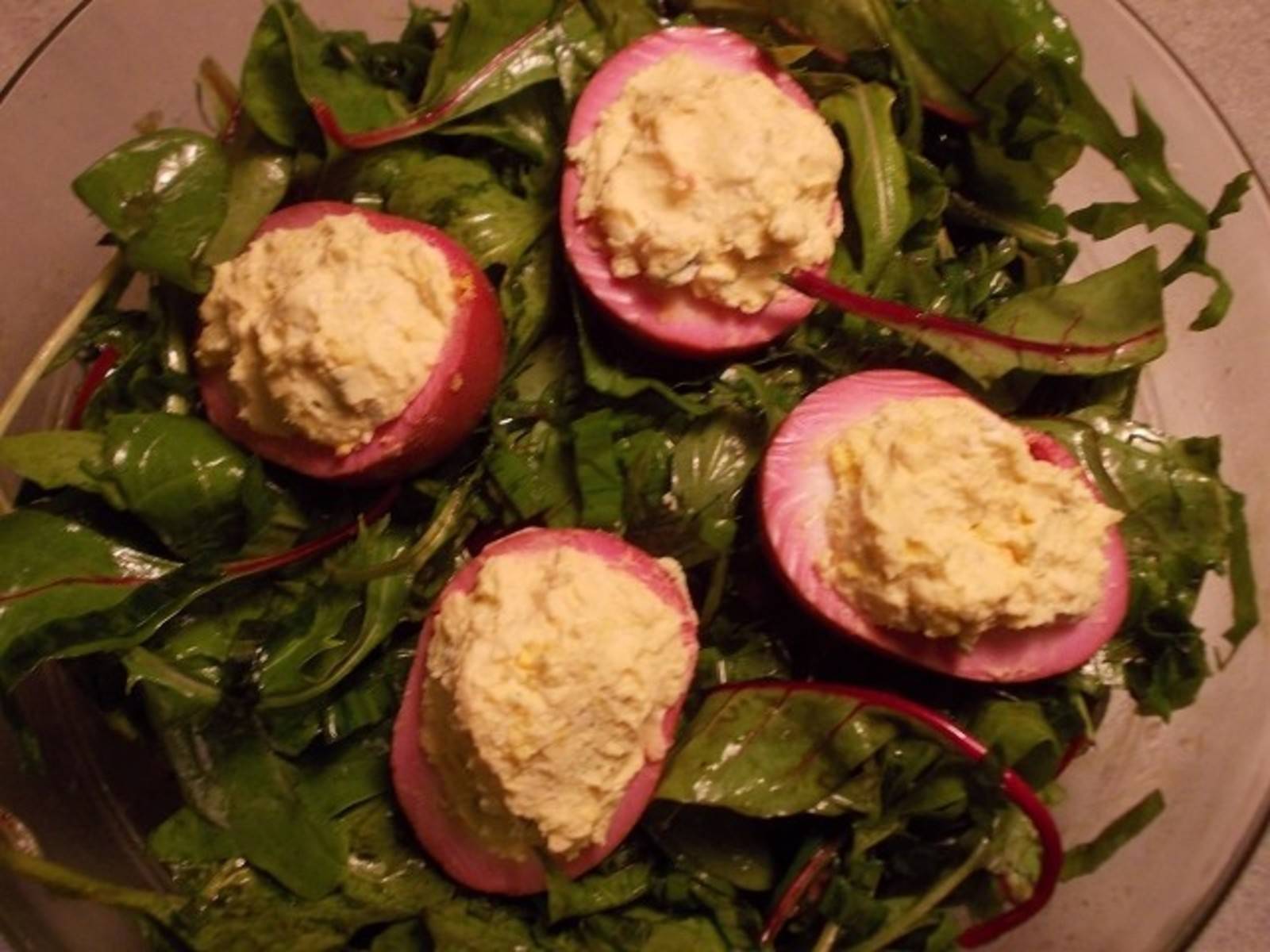 Rote Eier auf Mangold-Spinat-Salat Rezept - ichkoche.ch