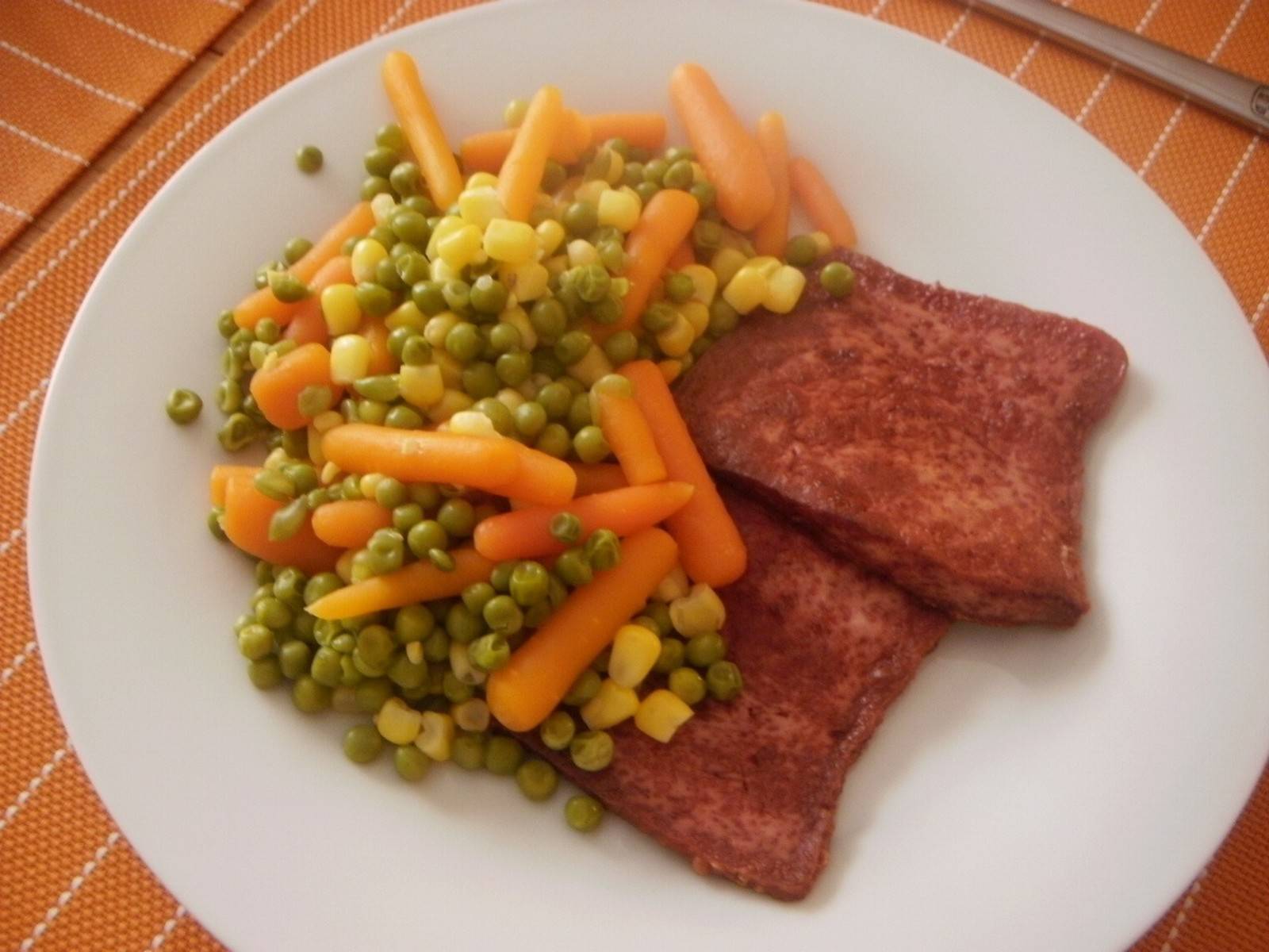 Putenleberkäse mit Mischgemüse