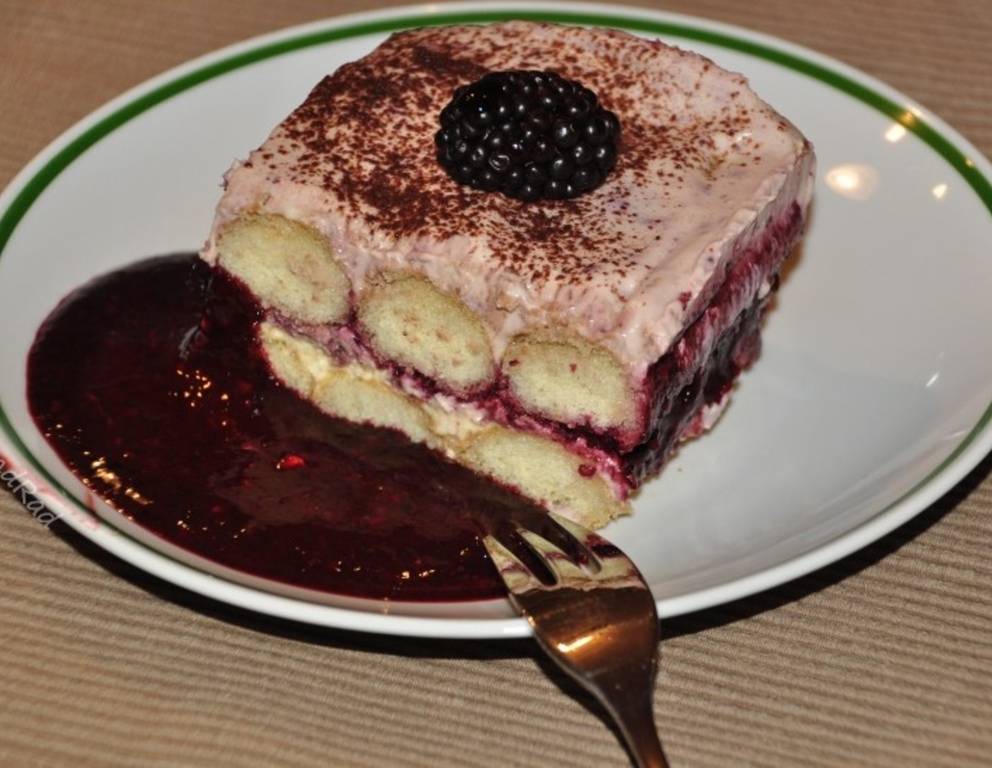 Brombeer Tiramisu auf Brombeer Spiegel Brombeer Tiramisu auf Brombeer Spiegel
