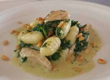 Gnocchi mit Spinat und Hühnerstreifen Gnocchi mit Spinat und Hühnerstreifen