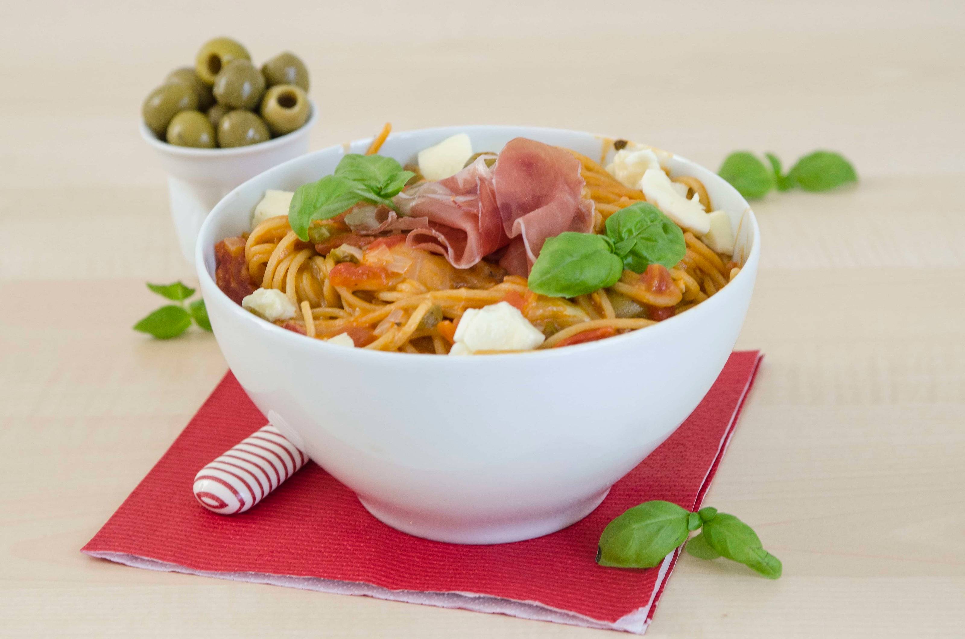One Pot Tomaten-Mozzarella-Pasta Rezept