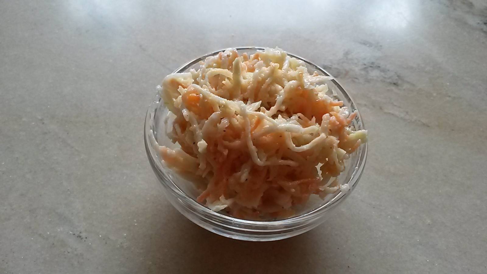 Selleriesalat mit Karotten und Frühlingszwiebeln