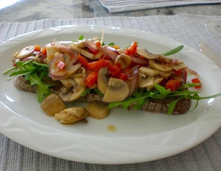 Graubrot mit scharfen Champignons und Rucola Graubrot mit scharfen Champignons und Rucola