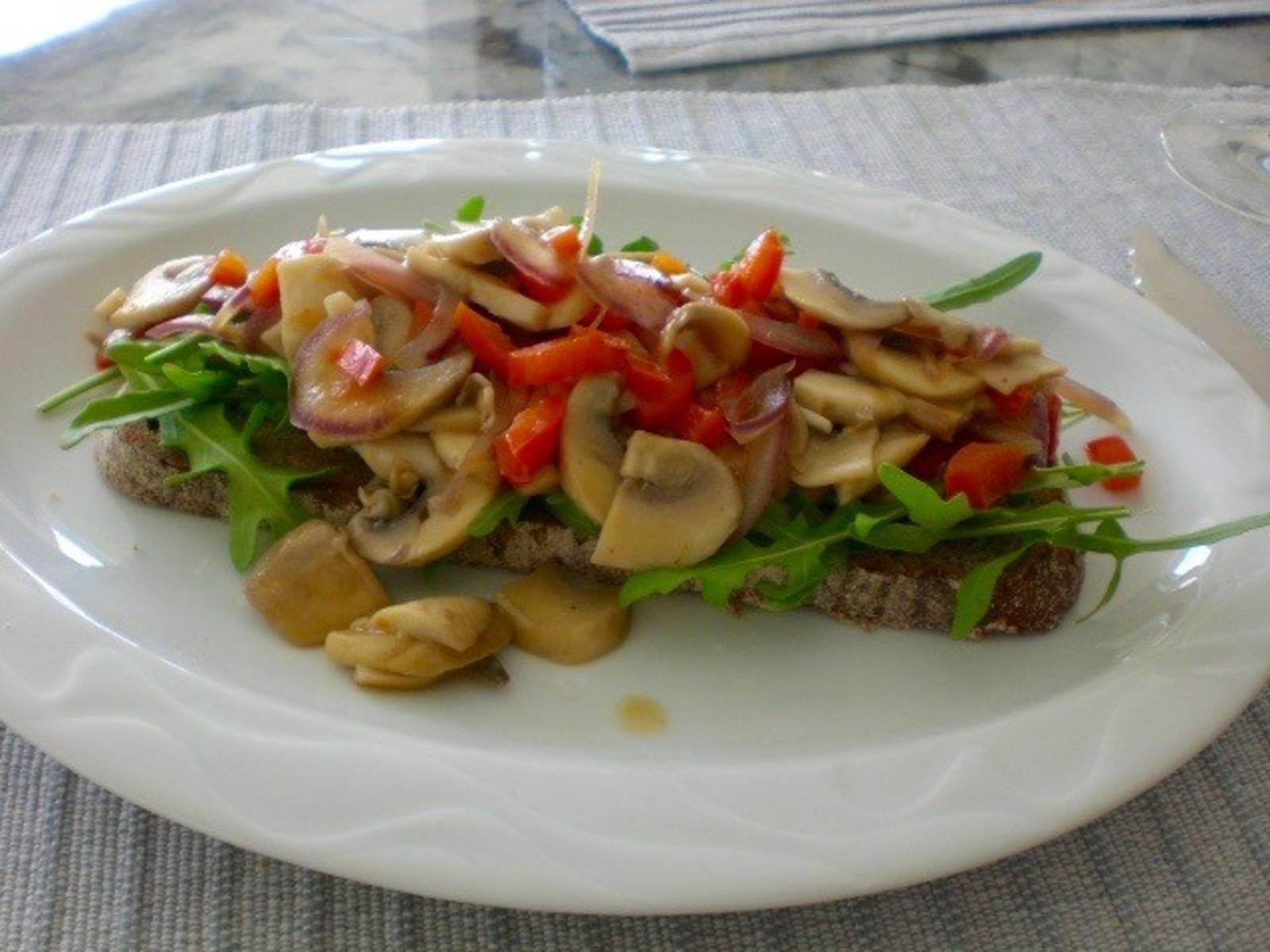 Graubrot mit scharfen Champignons und Rucola Rezept - ichkoche.de Graubrot mit scharfen Champignons und Rucola Rezept - ichkoche.de