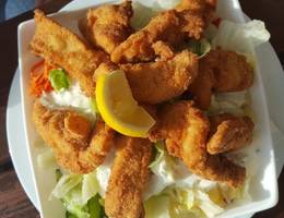 Salat mit Backhendlstreifen Salat mit Backhendlstreifen