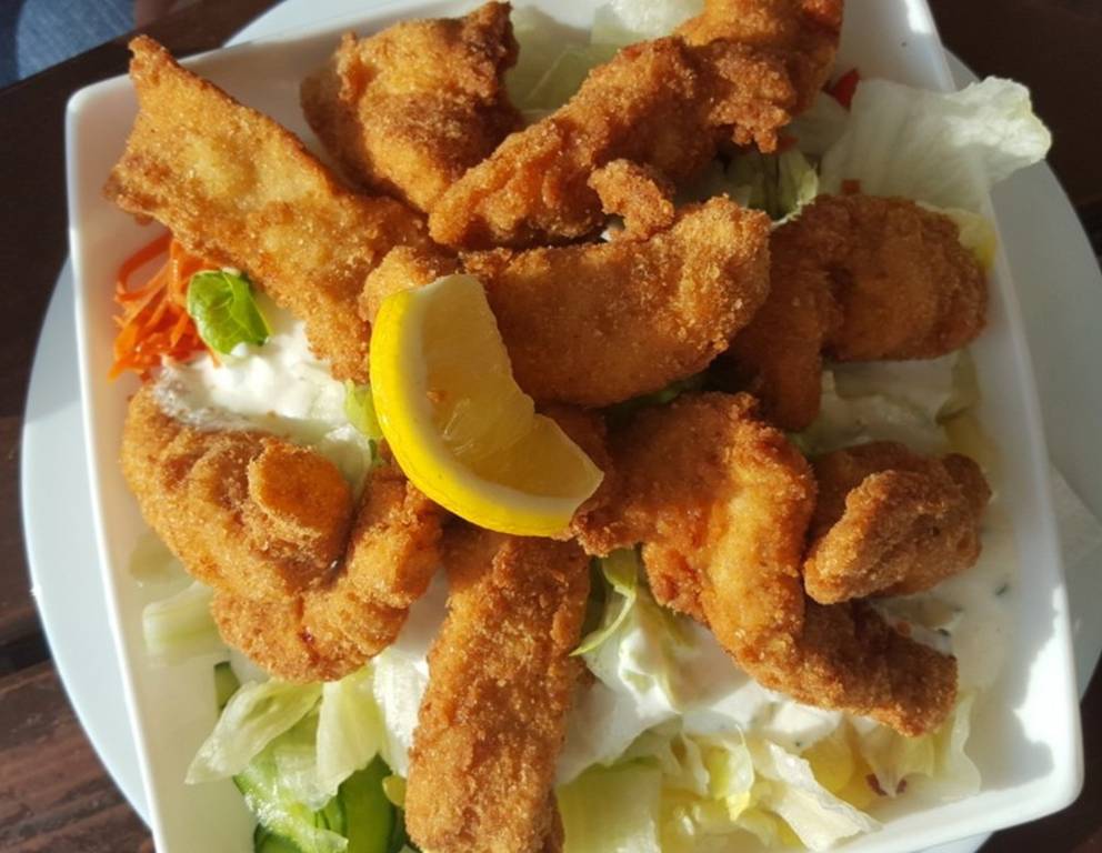 Salat mit Backhendlstreifen Salat mit Backhendlstreifen