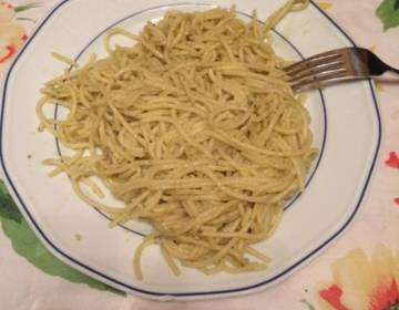 Spaghetti mit Pesto-Käse-Soße