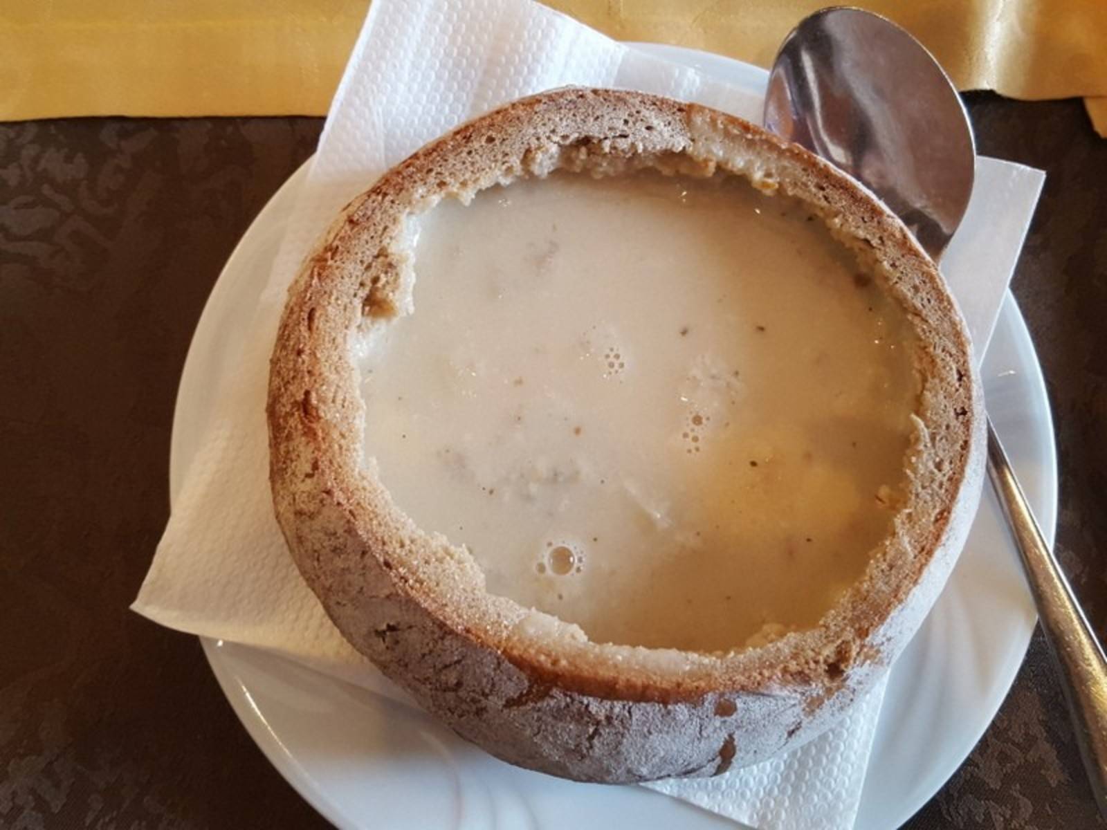 Cremesuppe im Brotlaib