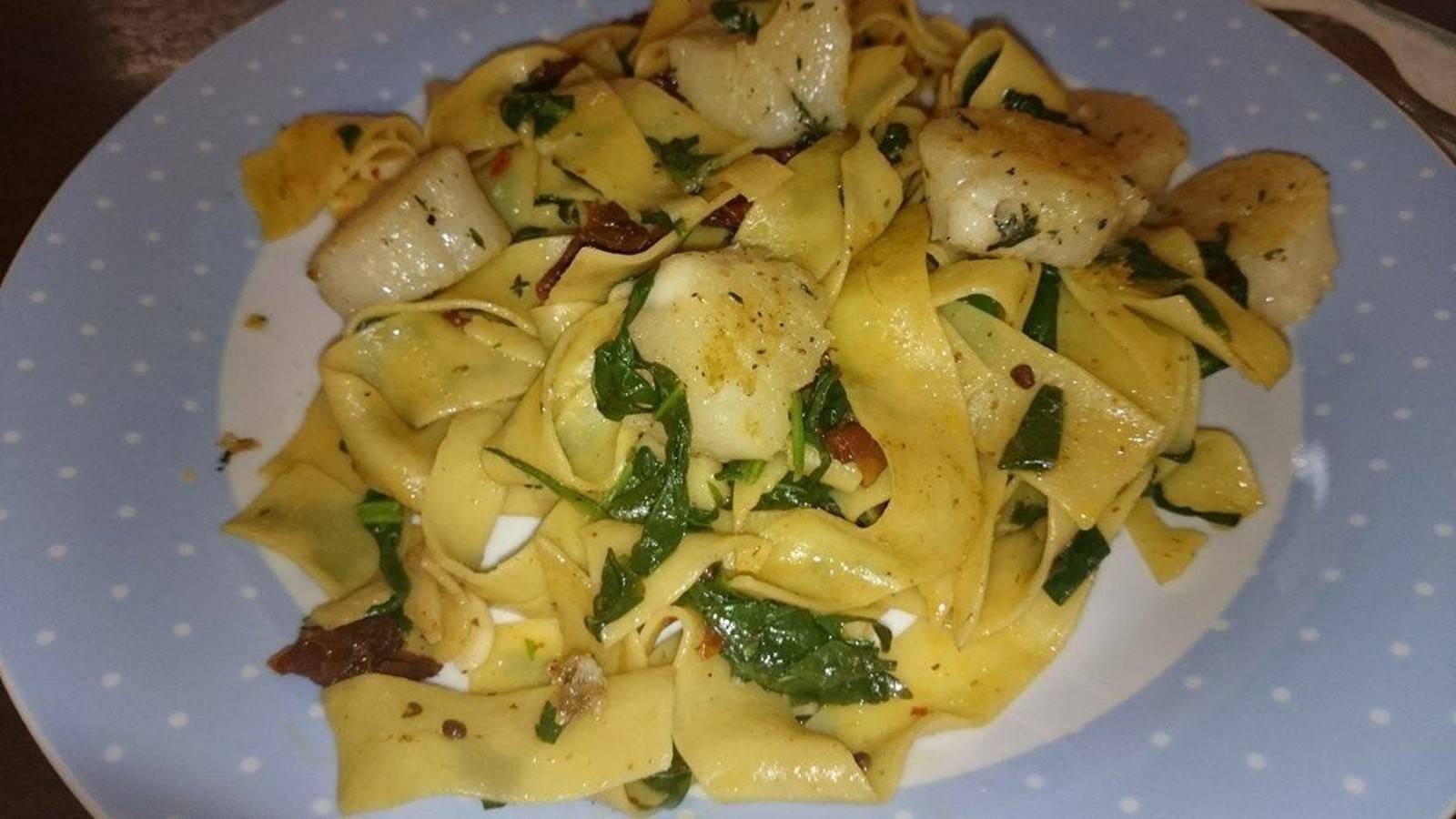 Pasta mit Spinat, Tomaten und Jakobsmuscheln